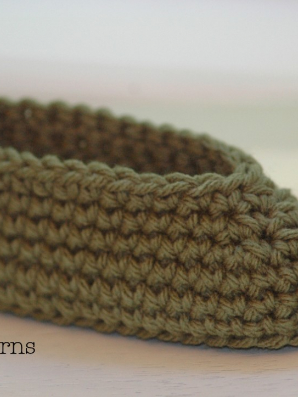 crochet baby slippers with flower pattern